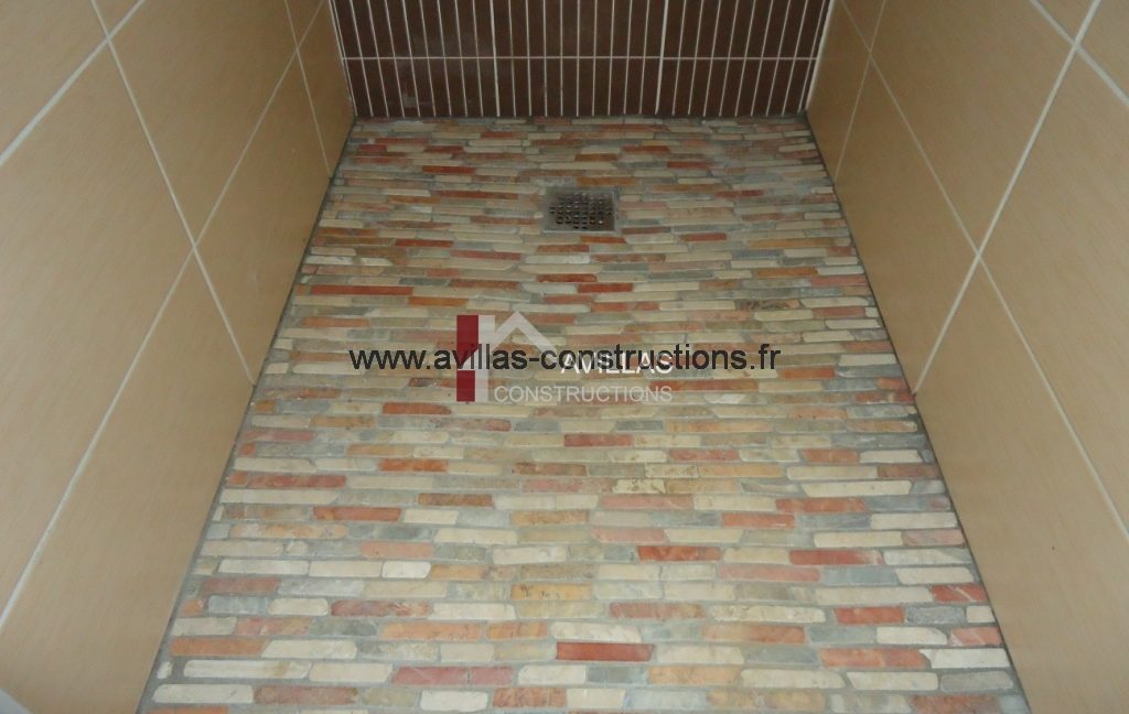 thuon-bordeaux-carrelage-douche-maisons-avillas-constructions